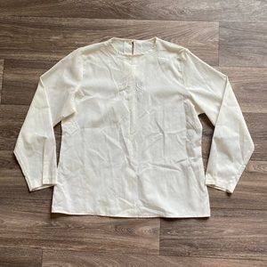 🌺 Embroidered crest vintage blouse